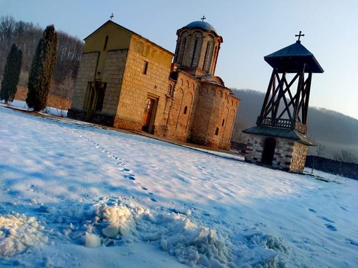 Манастир под снегом